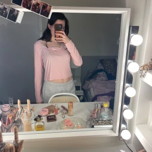 Rosa croppad topp - Säljer en söt rosa croppad topp med långa ärmar och volangdetaljer vid halsringningen. 