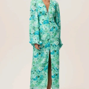 Adoore långklänning  - Säljer en grön maxiklänning med blommigt mönster från Adoore. Den är i nyskick. Endast testa, lapparna sitter kvar. Perfekt till sommaren!✨ Skriv för fler bilder 