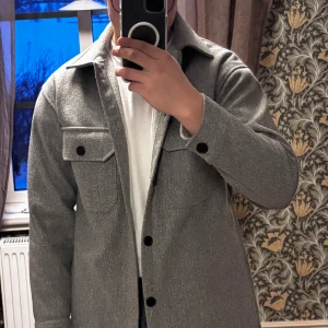 Grå shacket från H&M - Grå shacket H&M storlek s men passar som m 