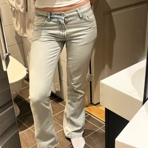 Zara bootcut jeans - Snygga mid waist jeans från Zara i storlek S! köpt på vinted men säljer pga för små på mig. ( lånade bilder från tjejen jag köpt de av ) 💗