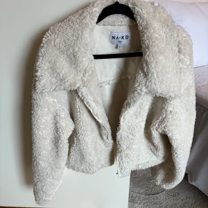 Beige teddyjacka från NA-KD - Storlek M men sitter som en S