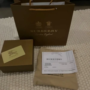 Burberry bälte med silver tag - Säljer ett burberry bälte i nyskick och oanvänd.