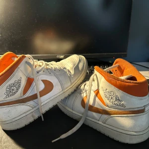 Nike Air Jordans i vitt och orange - Snygga Nike Air Jordans i vitt med orange detaljer. Storlek 44,5, säljer billigt. Pris kan diskuteras!
