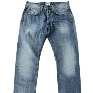 Edwin ED-55 Selvedge W30 L32 - Edwin ED-55 Selvede Denim, relaxed tapered, W30 L32. Mycket fint skick. Ljusa japanska selvedge jeans till bra pris. Pris kan diskuteras vid snabb affär.