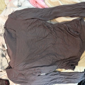 Grå långärmad topp - Säljer en stilren grå långärmad topp från Ullared. Perfekt för en avslappnad look. Toppen har en enkel design och är tillverkad i ett mjukt material som känns skönt mot huden.