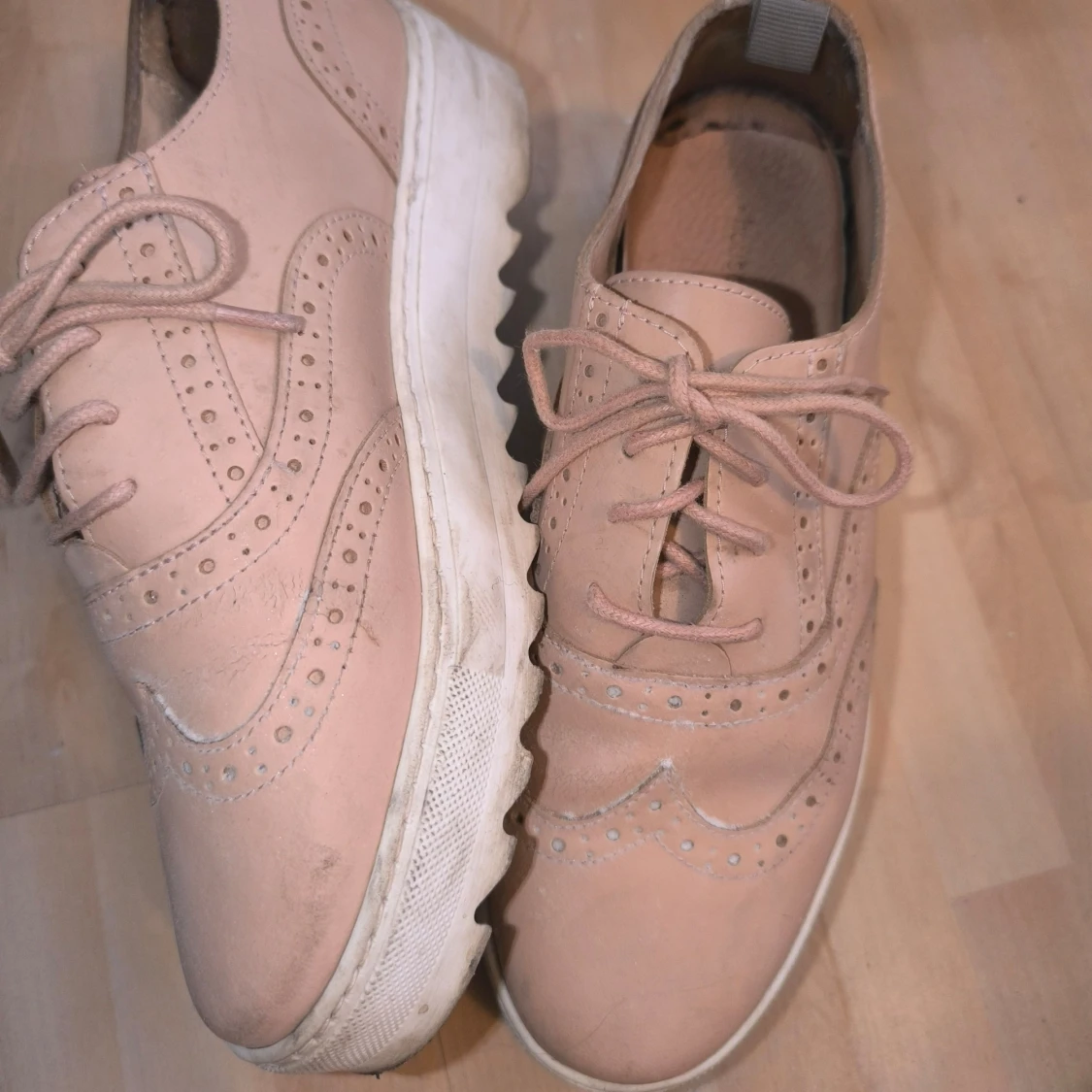 Rosa brogue-inspirerade skor - 2