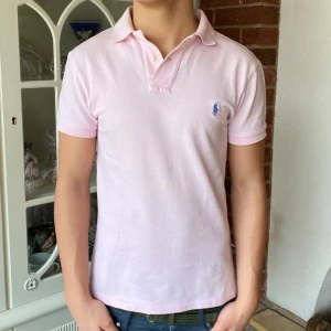Ralph Lauren Pike - Schyst Ralph Lauren pike i ruggigt nice rosa färg. Perfekt till vår/sommar | Storlek: S, slim fit ~ Modellen är 178cm lång & väger 69kg | Nypris:1400kr, vårat 425kr | Hojta vid fråga! 