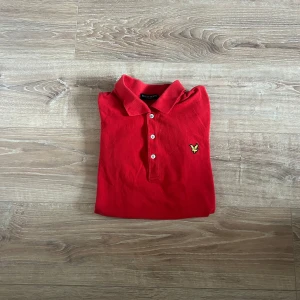 Lyle & scott piké  - En snygg piké i bra skick utan några som helst anmärkningar. Pikeen saknar tags men är garanterat i storlek S. Hör av er vid ytterligare frågor annars fritt fram att använda ”köp nu”.                     (Postar inom 24h)