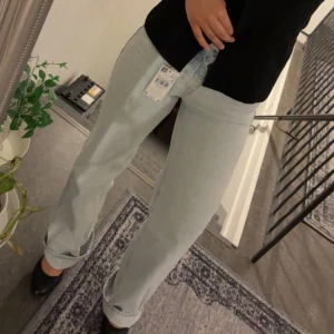 Ljusblå jeansbyxor - Snygga ljusblå jeansbyxor med en relaxed passform. De har en klassisk och snygg färg som passar allt.  Dessa är perfekta för vilken stil som helst!  Byxorna är uppvikta vid anklarna för en trendig look av mig själv men kan vikas ner om man tycker att de är finare 🥰Dessa sägs vara lowwaist men tycker mer att de är både low samt mid waist.  (Lappen finns kvar) 