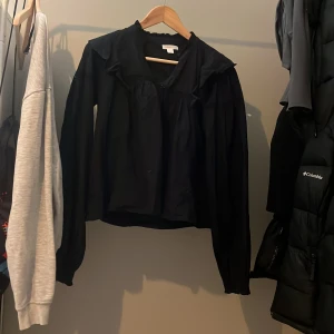 Fin mörkblå blus - Mörkblå blus från Gina Young. Säljer pga av att den är för liten