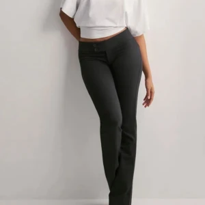 Svarta kostymbyxor - Snygga svarta kostymliknande byxor ifrån Nelly🌟. Helt oanvända endast tvättade. 🫧säljer enbart för att detta var impulsköp och det visa sig att de var för långa för mig, går ej att returnera då lappen är borttagen! Hämtade ut dessa på budbee den 30/01-25 så dessa är helt nya!💘pris exkl. frakt✨