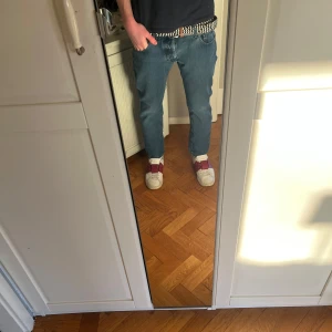 Jacob Cohen jeans - Feta jeans från Jacob Cohen, kvaliten på dessa jeans är något man inte hittar på nåt annat märke. Dom är i nyskick, jag hittar inga tecken på användning. Dom är i storlek W33, men sitter typ som 30-31 i midjan. Men dom är lite kortare, så för dig som är runt 17-176 kommer dom nog sitta perfekt! Passformen är nånstans mellan tapered och slim hade jag nog sagt. Nypris på dessa är strax över 5000. Priset är inte hugget i sten, kan gå ner vid snabb affär! Hör av er för fler frågor