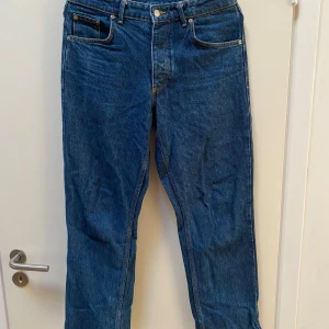 Jeans - Säljer dessa mörkblåa jeans från Zara. Uppsydda  där nere och är baggy i passform. Storlek 38