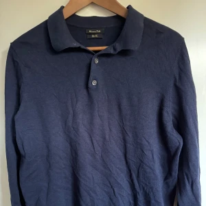 Mörkblå pikétröja från Massimo Dutti - Säljes för att den blivit för liten, storlek M