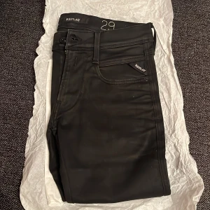 Svarta jeansbyxor från Replay - Snygga svarta jeansbyxor från Replay i modellen Anbass. De har en modern slim passform och är tillverkade i ett stretchigt material för extra komfort. Perfekta för en stilren look.