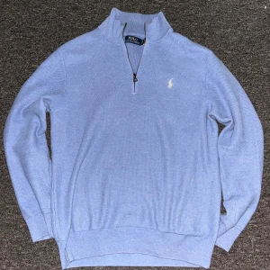 Ralph Luren quarter zip - Säljer denna ljusblå quarter zip från Ralph Lauren. Storleken är S och tröjan har en skön passform. Hör gärna av dig ifall du undrar något!