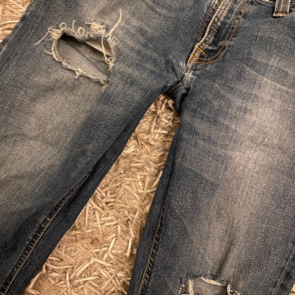 Säljer ett par jätte snygga blå jeans från Nudie Jeans med slitna detaljer. Superbra skick, har sytt själv de bootcut! Går ner i pris vid snabb affär💗💗. Farkut & Housut.