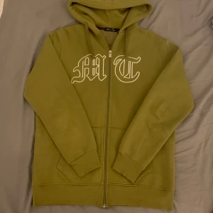 Tuttolente Zip Hoodie L - Militärgrön Zip Hoodie från Tuttolente / Active Boys i storlek L! Tröjan är slutsåld på hemsidan o kosta 1399kr. Skicket är mycket bra, inte använd mycket! Passar nog om du har M. Skickar samma dag