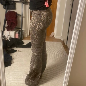 Leopard jeans  - Säljer mina leopard jeans från Nelly. Dom sitter jätte fint o är verkligen sp snygga. Har lite slitning längst ner på byxorna mne inte man tänker på. 