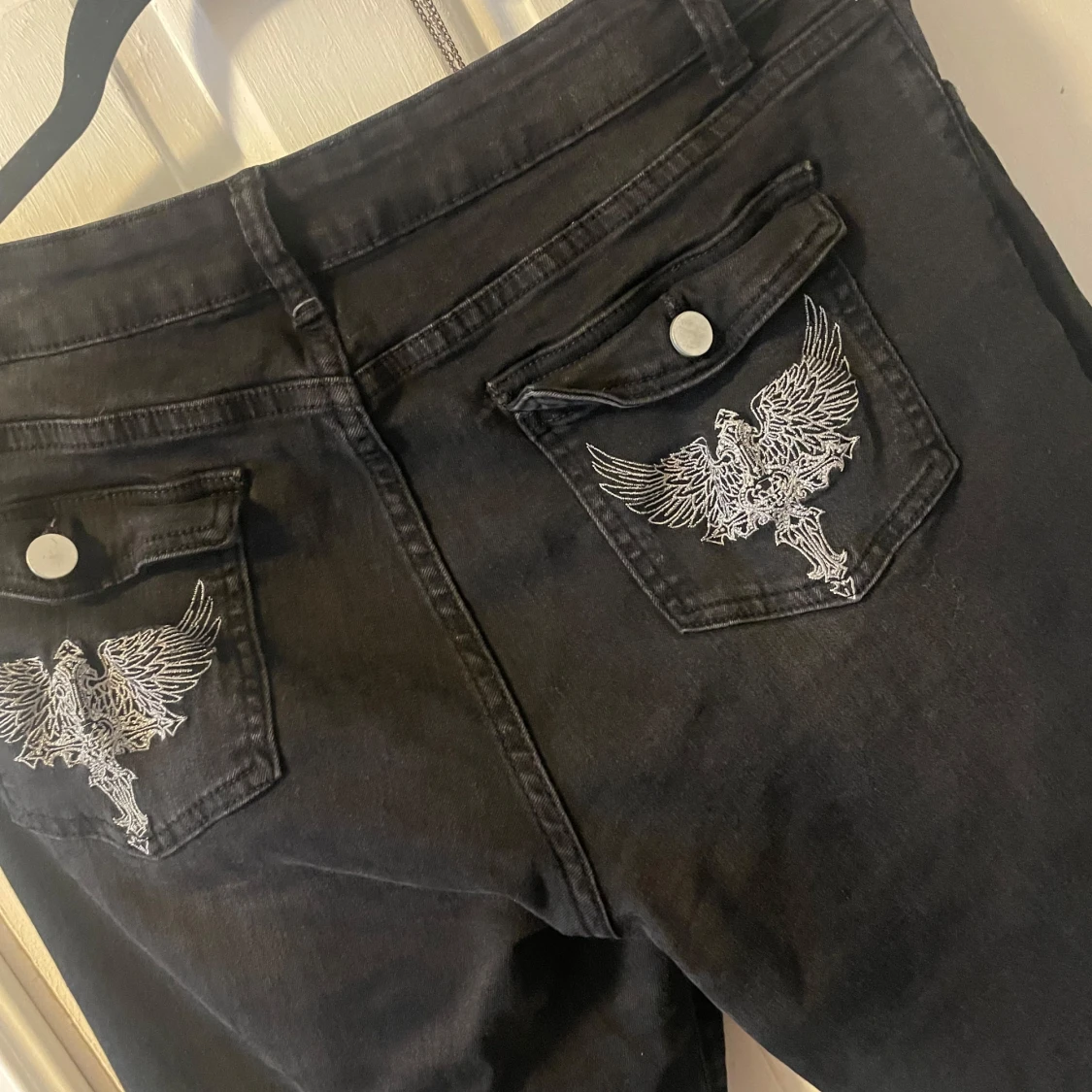 Svarta jeans med broderad detalj från Romwe - 1