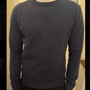 Riley sweatshirt  - Mörkblå Riley sweatshirt i storlek small. Vid ytligare frågor kontakta mig! 