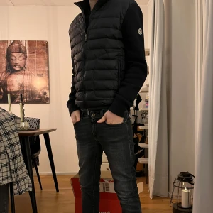 Moncler Cardigan - Marinblå Moncler Cardigan | Stilren och perfekt inför våren eller egentligen året om | Köpt begangnat av en vän | Skick 8/10 finns någon defekt som inte alls syns vid användning för den är innanför jackan | Modellen på bilden är runt 170 och den passar bra på honom | Jag tror att den är äkta med tanke på Loggan, NFC tag funkar| Har tyvärr inget kvitto så därför den säljs för billigt, kan gå ner i pris vid snabbaffär | Skriv för mer bilder eller frågor ✅ | Mvh V&L Clothing 👕