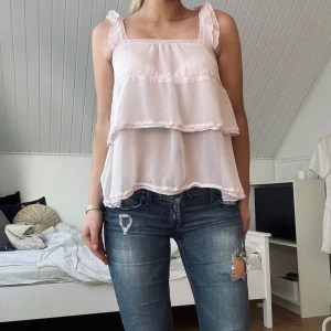 Rosa volang topp - så snygg! Storlek s💞 perfekt till våren och så unik!