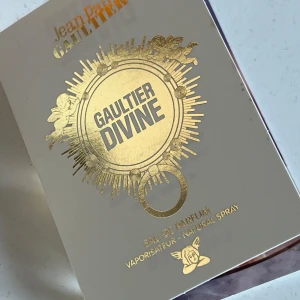 Gaultier Divine Eau de Parfum - Gaultier Divine är en elegant och förförisk doft från Jean Paul Gaultier. Den kommer i en stilren förpackning med gyllene detaljer och en liten provflaska på 1,5 ml. Doften beskrivs som en lilja med en gudomlig lätthet och en fräsch, saltad kyss. Sprayad en gång. Köp helst i en bundle