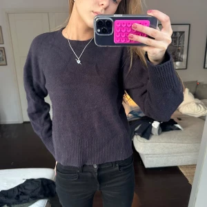 Mörkblå stickad tröja - Säljer en stilren mörkblå stickad tröja med långa ärmar och ribbade muddar. Perfekt för kyligare dagar och lätt att matcha med olika outfits. 💗 står ej för frakt eller postens slarv!! 