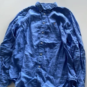 Blå skjorta från Ralph Lauren - Snygg blå skjorta från Ralph Lauren i storlek 14-16. Använd några fåtal gånger.