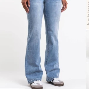 Ljusblå bootcut jeans med broderade fickor - Snygga ljusblå bootcut jeans med broderade detaljer på bakfickorna. Använd 1 gång☺️säljer för att jeansen var för stora i midjan❤️inge defekter. De är storlek 36 midja och längden är short. PRIS KAN DISKUTERAS!!