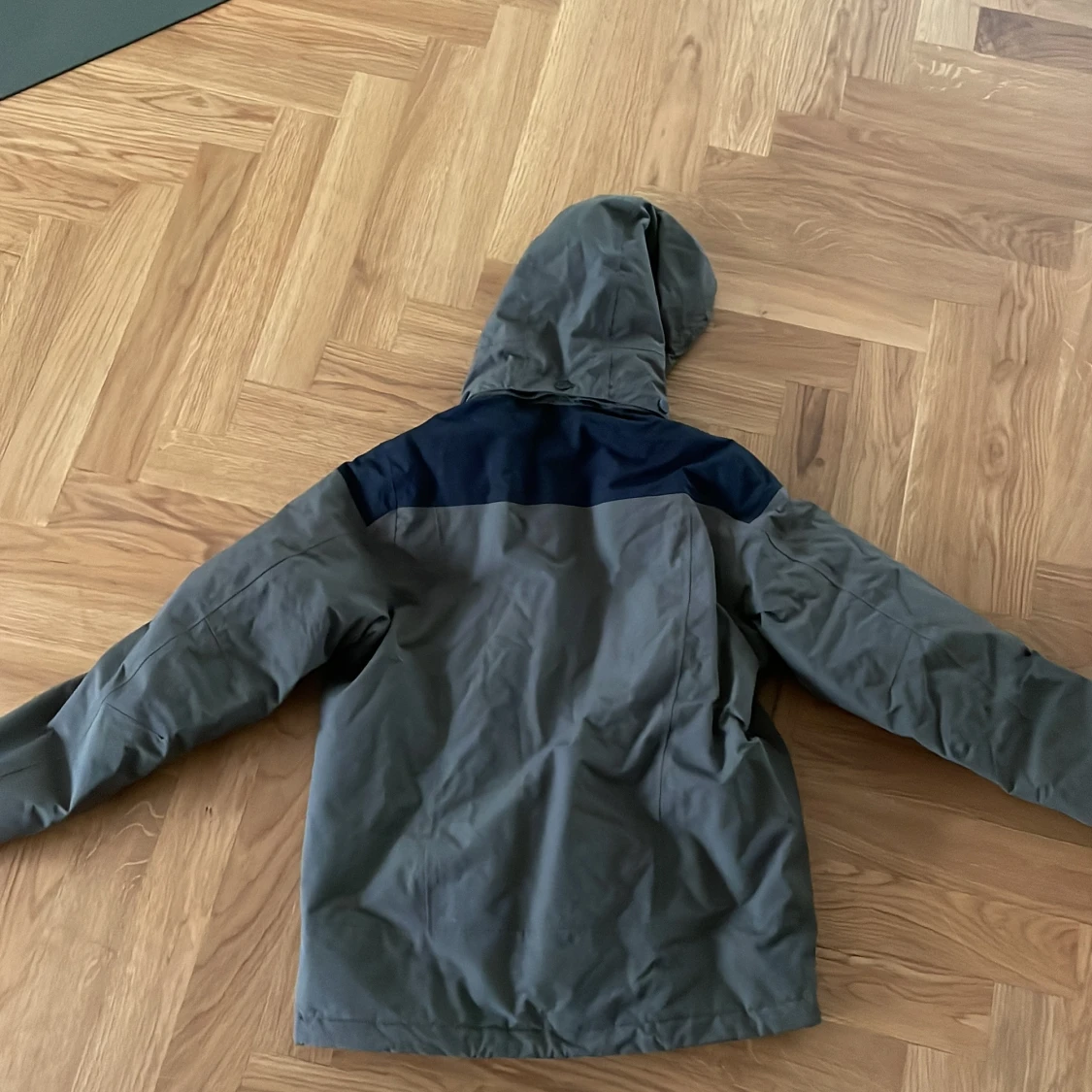 Grön och svart jacka från 8848 Altitude - 1