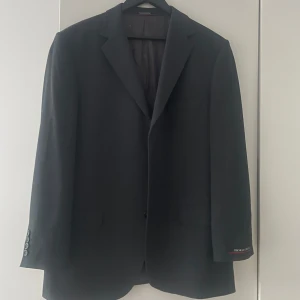 Oscar Jacobson kavaj  - superfin kavaj unisex!!!! Är lite oversize på mig som är en 36 så passar allt från 36-38 beroende på hur du vill att den ska sitta 