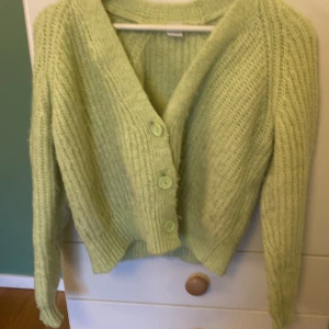 Ljusgrön stickad kofta från Lindex - Säljer en mysig ljusgrön stickad kofta från Lindex. Storlek 146/152 men passar mig som har typ 158/xxs🩷🩷