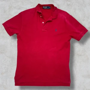 Röd Polo Ralph Lauren Piké - Röd Polo Ralph Lauren Pikétröja. Storlek S. Bra skick, defekter syns på bilderna. Postar alltid inom 24h och priset kan diskuteras vid en snabb affär!