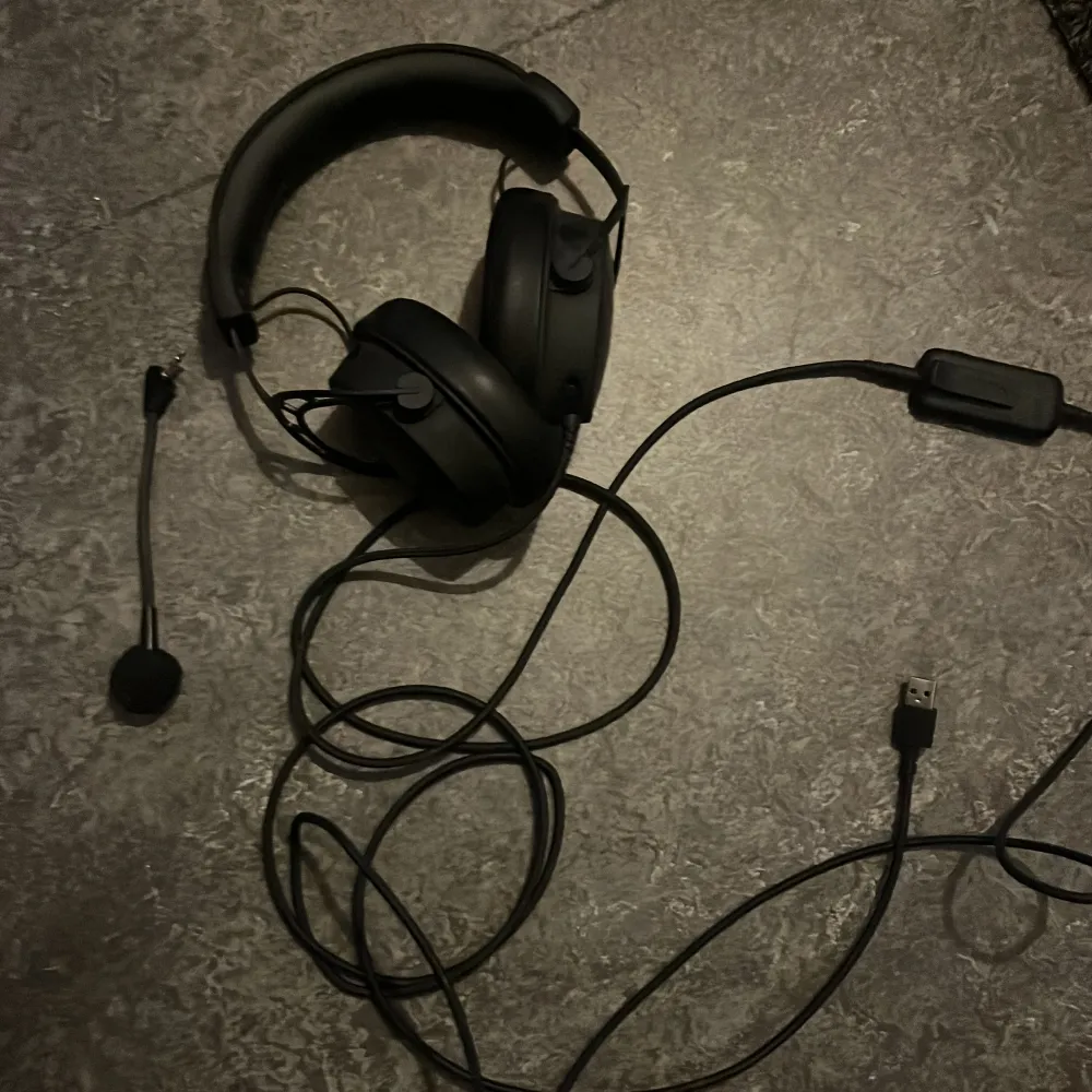 Säljer ett HyperX Cloud Alpha 5 gaming headset i svart. Det har en avtagbar mikrofon och en kontroll för ljudjustering. Perfekt för gaming med 7.1 surroundljud för en uppslukande upplevelse. Kommer med en snabbstartsguide och förvaringspåse.. Muu.