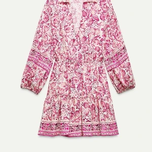 Zara klänning💞 - Säljer min trekvartsärmade klänning från Zara då den inte kommer till användning (använd 2 gånger). Storlek xxl men passar mig som vanligtvis har s/m💞bara att höra av sig vid funderingar 