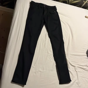Svarta jeansbyxor från Replay - Replay hyperflex jeans svarta stretch.            Storlek 29/32