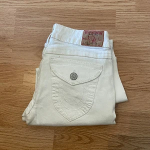 True Religion Jeans Bootcut Flare  - !skicka bud för snabb affär! Fina true religion jeans, bootcut. Storlek 28 i super bra skick. Mått:             Midja 35 cm Ytterben 103 cm Innerben82 cm  Ben öppning 25 cm