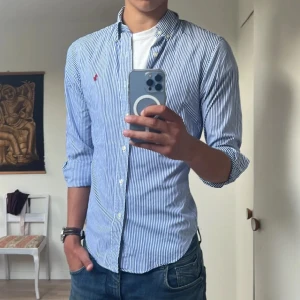 Ralph Lauren skjorta - Hej! Säljer denna härliga skjorta från Ralph Lauren i storlek S slim fit. Skjortan är i mycket bra skick utan några defekter, nypris ligger på ungefär 1500kr!