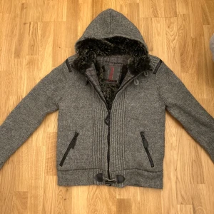 Päls cardigan - Riktigt snygg stickad cardigan med päls, perfekt inför kallare dagar. Storlek L och i väldigt bra skick. För mer frågor eller bilder är det bara att höra av sig!