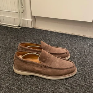 Bruna mockaloafers - Säljer nu mina nästan helt intill oanvända Massimo Dutti loafers då dom inte kommer till använding. De bara att skriva vid frågor!