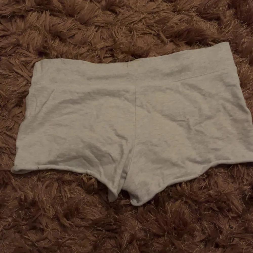 Jag gillar att vika ner de men de bestämmer man själv. Säljer ett par grå shorts med snörning i midjan. De är bekväma och perfekta för en avslappnad stil. Passar bra för sommarens varma dagar.. Shortsit.