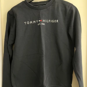 Tommy Hilfiger crewneck - Svart Tommy Hilfiger crewneck, storlek 176 men passar nog som xs
