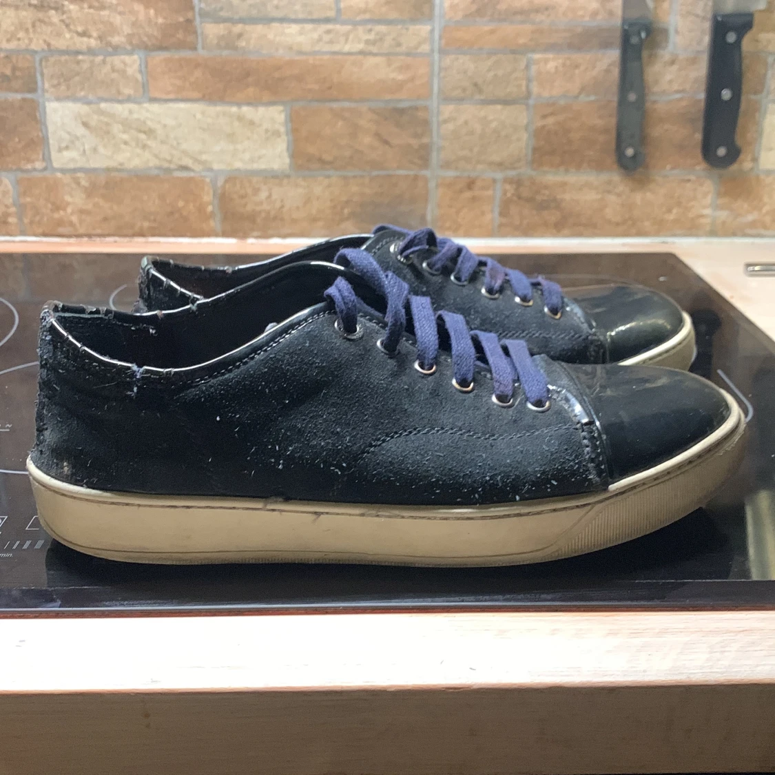 Svarta sneakers med mockadetaljer