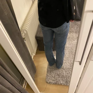 Blå jeans från Zara - Snygga blå jeans från zara. De har en rak passform och är perfekta för en avslappnad stil. Tillverkade i ett slitstarkt denimtyg.