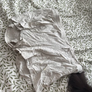 Beige shorts - Säljer ett par bekväma beige shorts i bomull. Perfekta för varma sommardagar med en avslappnad passform. De har en elastisk midja för extra komfort.