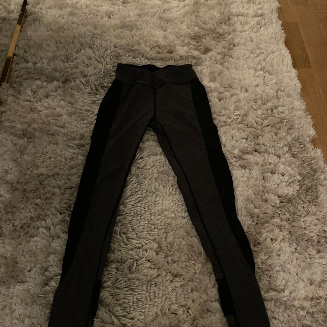 Svarta leggings med mönstrade detaljer