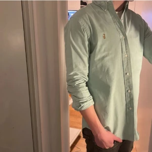Ralph Lau - Tja säljer en Ralph lauren skjorta i färgen grön och i storlek S passar 170-180 cm ungefär. Nypris 1595 KR mitt pris 249 KR. Inga defekter som hål eller fläckar. Skriv vid frågor eller funderingar.