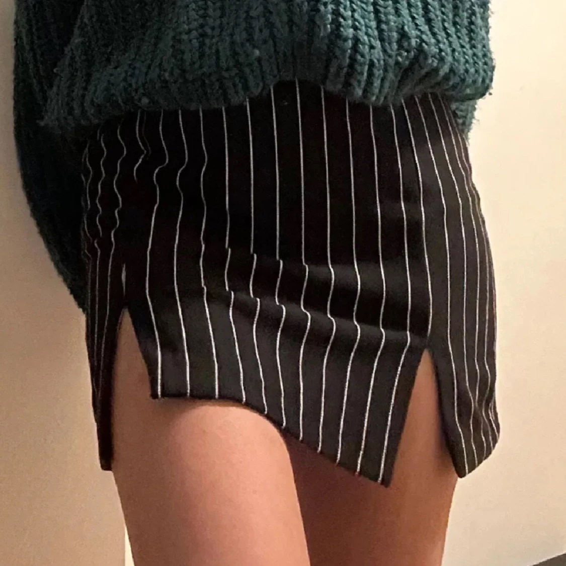 Randig kjol med lårslits - 1